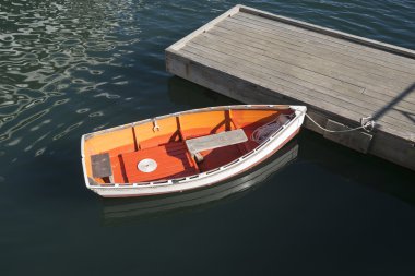 Klasik tarzı klinker düzenli kıvrılmış ip zemin üstü tesisat masasıyla. Boothbay, Maine, ABD