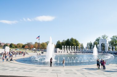 II. Dünya Savaşı anıt Çeşmesi ve havuzu National Mall, Washington Dc çevresinde turistlerin.