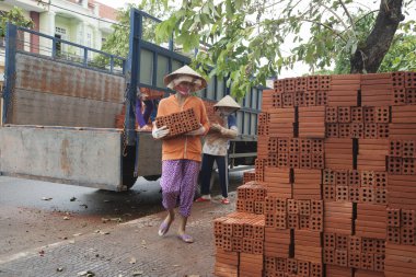 Ağır iş, Asyalı kadın boşaltma tuğla