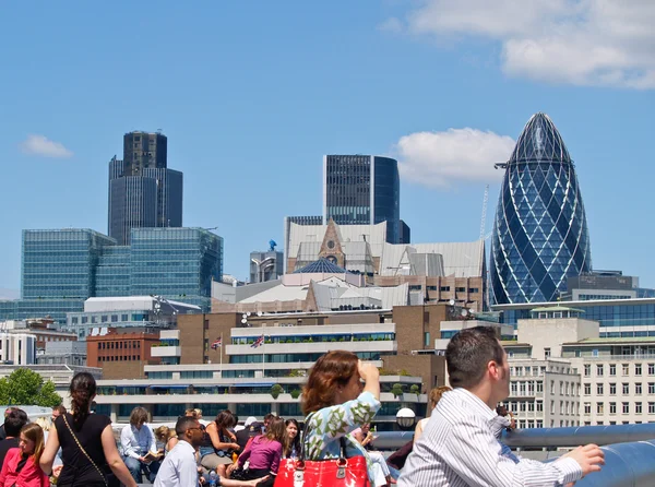 Menschen entlang der Südseite der Themse mit Londons Skyline und berühmten Gebäuden — Stockfoto