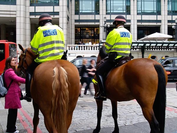 伦敦大都会警察骑马的城市街道. — 图库照片