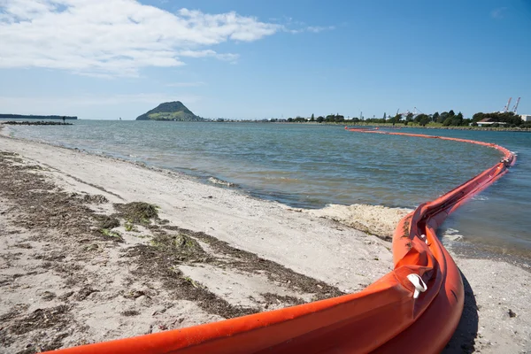 Standart uzun turuncu petrol sızıntısı patlaması liman arasında görünür.