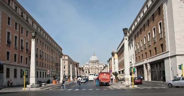 Saint Peters Basilica at end on road — Stock Photo, Image