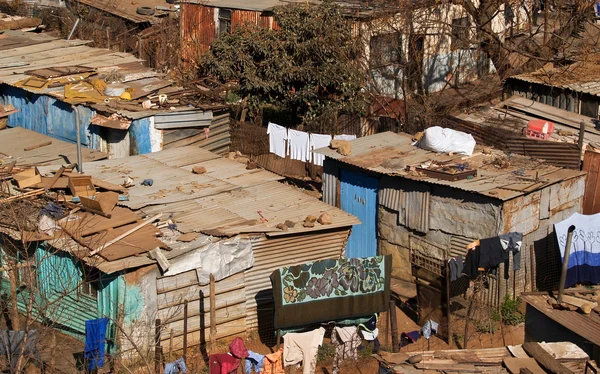 Soweto sloppenwijken, golfplaat structuren die als huizen aan de arme bevolking dienen. — Stockfoto