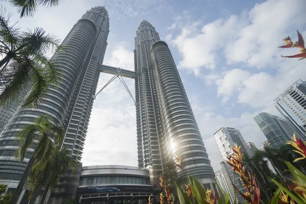 A luz solar reflete a partir de pisos inferiores das brilhantes e reflexivas Torres Petronas . — Fotografia de Stock