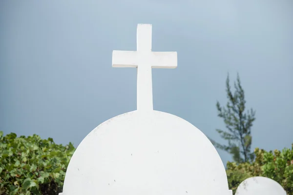 Tomba bianca con croce — Foto Stock