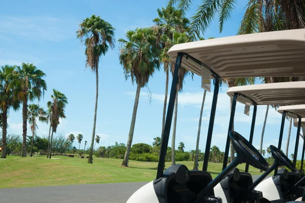 Golf cart standing by golf course — Stock Photo, Image