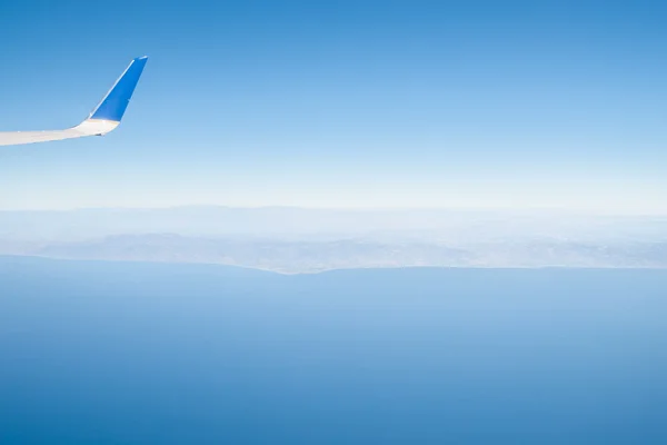 Vista borrosa de la costa californiana desde el avión que sale de Los Ángeles . — Foto de Stock