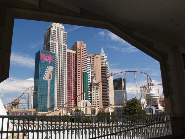 New York New York themed hotel framed through window across The Strip. — Stock Photo, Image