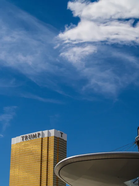 Trump Hotel onder blauwe hemel met witte wolken. — Stockfoto