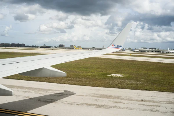 Aeropuerto de Miami AA aerolínea taxiing en . — Foto de Stock