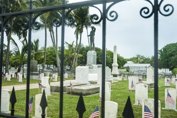 纪念公墓墓碑，部分雕像纪念阵亡的士兵通过锻铁围栏. — 图库照片