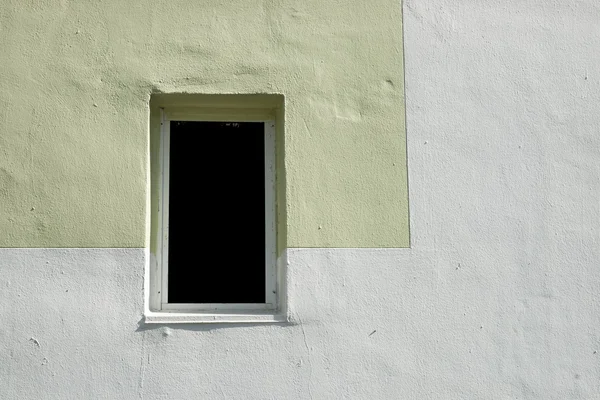 Ventana negra en muro de hormigón . —  Fotos de Stock