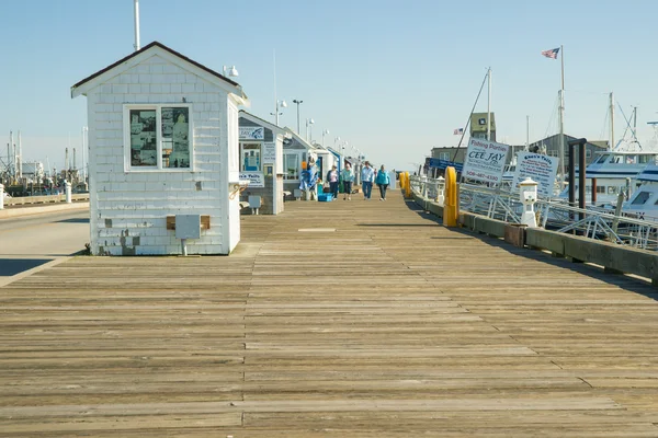 游客在省镇，鳕鱼角，美国在码头上. — 图库照片