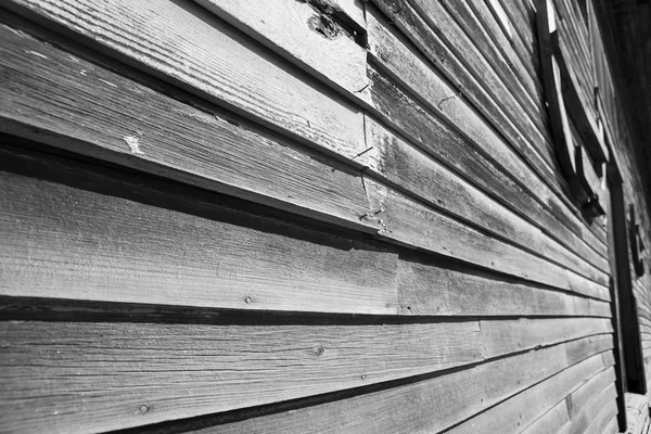 Disappearing lines of clapboard or weatherboard wall in monochrome. — Stock Photo, Image