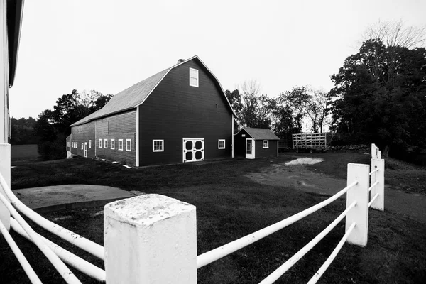 Bílá potrubí plot a americký tradiční stodola. — Stock fotografie