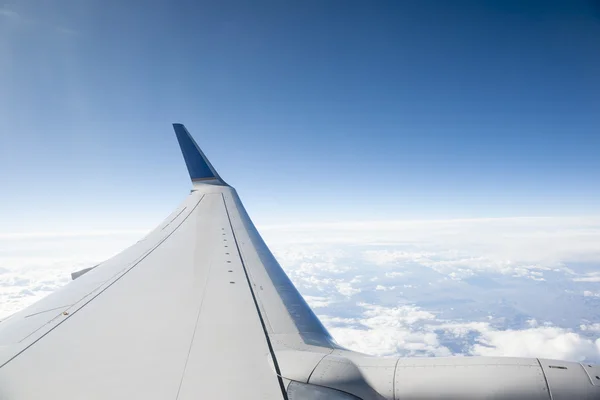 Wing tip boven wolken — Stockfoto