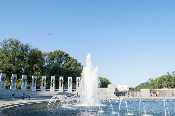 Turistas em dia quente fino em torno da Segunda Guerra Mundial Memorial Fountain National Mall, Washington DC . — Fotografia de Stock