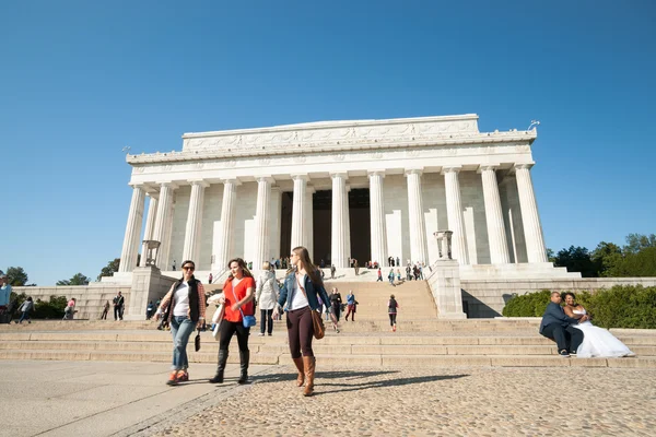 Lincoln Memorial passos com as pessoas descendo e ascendente . — Fotografia de Stock