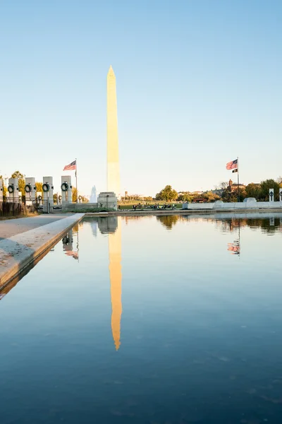 내셔널 몰 반영 수영장에서 리플렉션을 사용 하 여 아래로 가리키는 워싱턴 기념비 — 스톡 사진