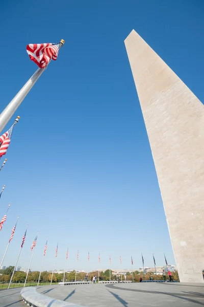 Washington Monument med omgivande flagga polacker — Stockfoto