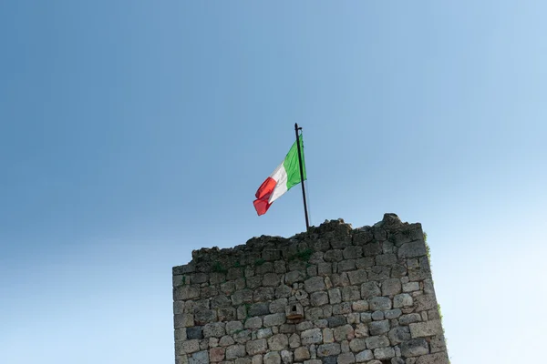 Bandera italiana sobre muro histórico de piedra . — Foto de Stock