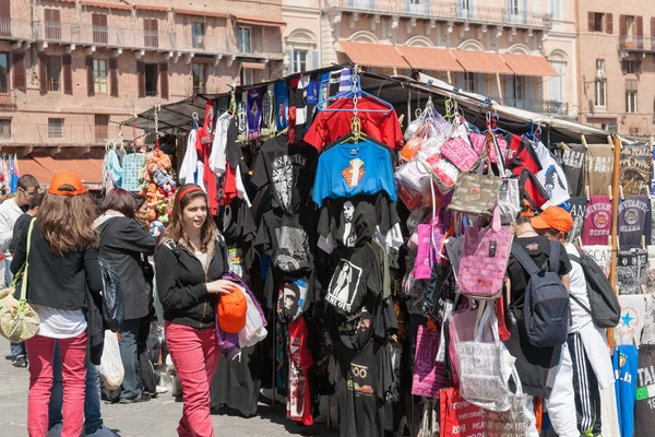 イタリアのシエナの販売のキオスクで観光客. — ストック写真