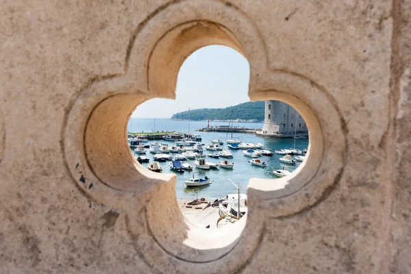 Puerto de Dubrovnik a través de apertura característica en la antigua pared . — Foto de Stock