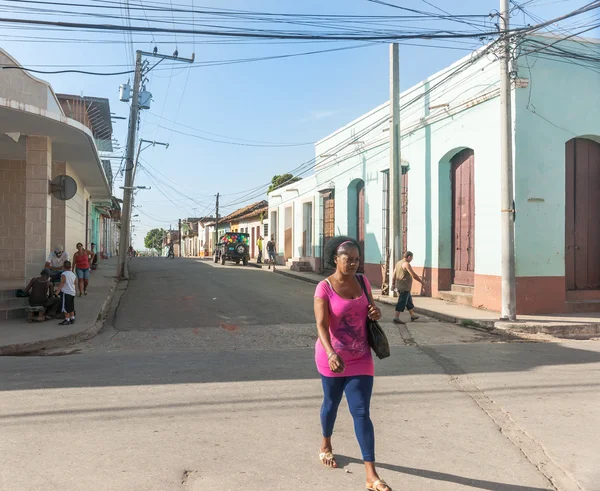 Жінка в рожевий прогулянки вздовж вулиці — стокове фото