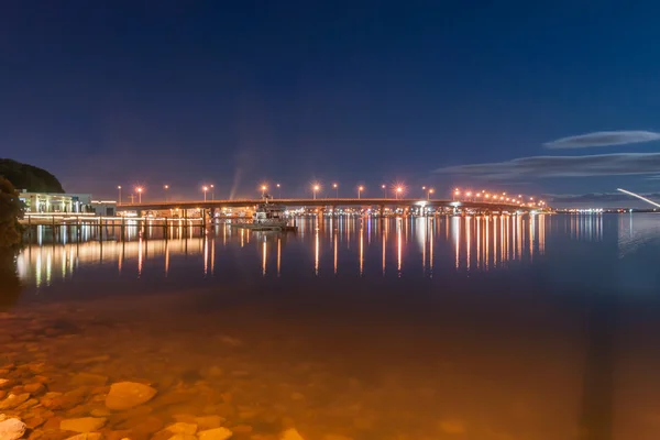 Tauranga Nacht Szene, Brücke unter dem Neumond — Stockfoto