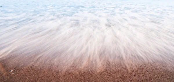 Water washed like mist over sand. — Stock Photo, Image