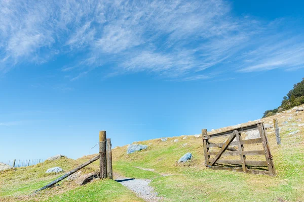 Puerta abierta en la ladera . — Foto de Stock