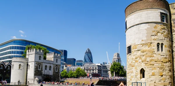 Контрастная лондонская архитектура — стоковое фото