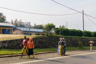 Nyungwe Ruanda - 6 Eylül 2025 - Şehrin dışındaki sokaktaki Afrikalılar