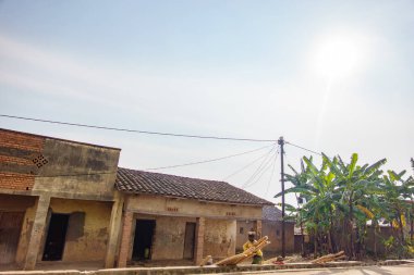 Nyungwe Ruanda - 6 Eylül 2025; Nyungwe Dağlık Bölgesi 'nde otoyolda yürüyen Afrikalılar, otoyol boyunca arazi inşaatı yapıyorlar..