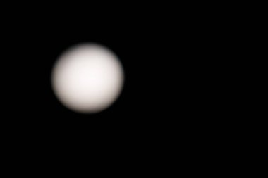 Görüntünün solunda, arkaplanda fotokopi uzayı olan dairesel bulanık kenarlı ürkütücü ay.,