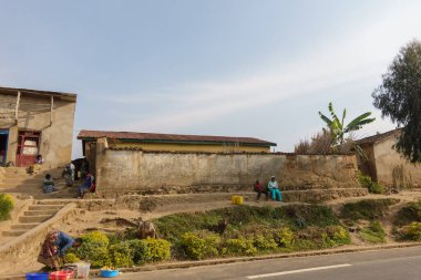 Yüksek kontrastlı beyaz kuş, siyah beyaz önlü deniz fenerinde tek başına uçuyor.