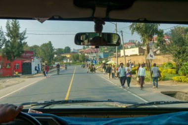 Yüksek kontrastlı beyaz kuş, siyah beyaz önlü deniz fenerinde tek başına uçuyor.
