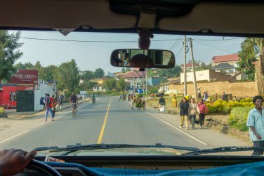 Yüksek kontrastlı beyaz kuş, siyah beyaz önlü deniz fenerinde tek başına uçuyor.