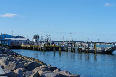 Tauranga Yeni Zelanda 30 Eylül 2025; Rıhtım Tauranga Şehir Merkezi rıhtım yolu boyunca kuzeye bakan Balıkçılar Rıhtımı ve pazar.