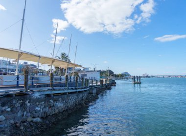 Tauranga şehri Yeni Zelanda 'nın kıyı kenarı boyunca uzanan şehir yolu ve özellikleri.