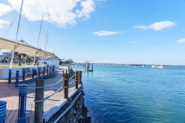 Tauranga şehri Yeni Zelanda 'nın kıyı kenarı boyunca uzanan şehir yolu ve özellikleri.
