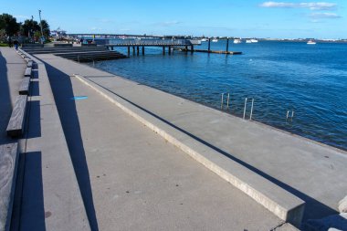 Tauranga şehri Yeni Zelanda 'nın kıyı kenarı boyunca uzanan şehir yolu ve özellikleri.