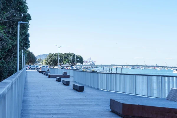 Tauranga şehir merkezindeki sahil yolu kıyıdan kuzeye gidiyor..