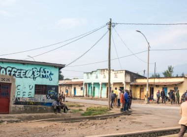 Volkanlar Ulusal Parkı Ruanda - 6 Eylül 2025; Sokak köşesinde iş ve kafe bekleyen insanlar.