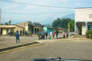 Volkanlar Ulusal Parkı Ruanda - 6 Eylül 2025; Turistlerden veya işten para kazanmak umuduyla sokakta dikilen Afrikalı Adamlar