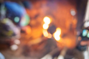 Ruanda 'daki küçük karanlık Afrika kulübesinde yanan ateşin soyut arkaplan görüntüsü.