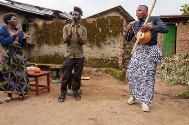 Gasura Rwanda - 8 Eylül 2025, Afrika köyü Ruandalı adam.