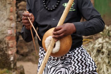 Otantik Afrika köyü, hayatta ve ellerde yaşayan insanlar. 