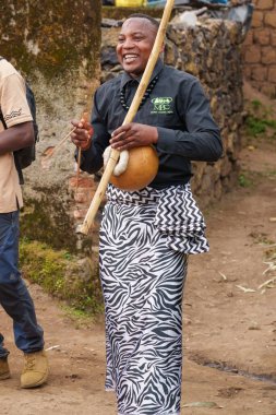 Gasura Ruanda - 8 Eylül 2025; Afrika köyü - Kültür kostümlü adam Rwanda köyünde umuduri oynuyor